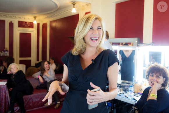 Exclusif - Michèle Laroque - Coulisses - Spectacle "Elles se croient toutes Joly" en hommage à Sylvie Joly, mis en scène par Pierre Palmade, au théâtre de Paris dans le 9ème arrondissement à Paris, le 26 octobre 2015, qui sera diffusé le 15 janvier 2016 sur France 3. Les comédiennes et humoristes Anémone, Anne-Elisabeth Blateau, Carole Bouquet, Catherine Hiegel, Valérie Karsenti, Michèle Laroque, Valérie Lemercier, Valérie Mairesse, Claire Nadeau, Muriel Robin, Mathilde Vitry et le comédien Alex Lutz ont interprété les sketches les plus célèbres de Sylvie Joly au cours d'une soirée de gala au profit de l'association "France Parkinson". 
© Dominique Jacovides - Romuald Meigneux / Bestimage