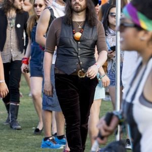 135409, Sean Lennon, fils de la star des Beatles John Lennon, est vu en train de canaliser son héritage hippie alors qu'il marche autour du festival de musique Coachella, tout en fumant. Indio, Californie - vendredi 10 avril 2015. Photographie : © /PCN/ABACAPRESS.COM