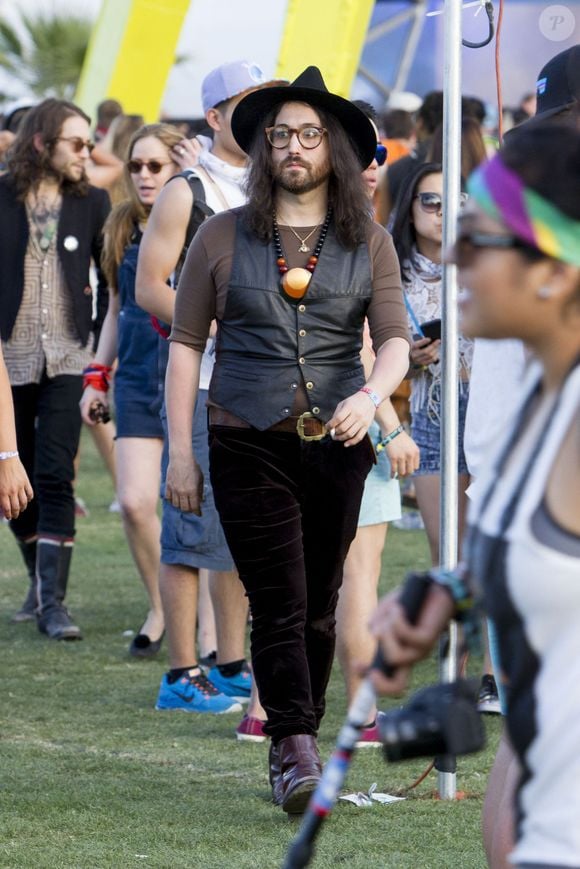 135409, Sean Lennon, fils de la star des Beatles John Lennon, est vu en train de canaliser son héritage hippie alors qu'il marche autour du festival de musique Coachella, tout en fumant. Indio, Californie - vendredi 10 avril 2015. Photographie : © /PCN/ABACAPRESS.COM