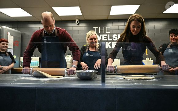 Mais ce mercredi 26 février, c'est ensemble, main dans la main, qu'ils se sont rendus dans la boutique The Welsh Cake Shop, situé à Pontypridd dans le Sud du Pays de Galle pour un cours de pâtisserie privé. 

Le prince William, prince de Galles, et Catherine (Kate) Middleton, princesse de Galles, préparent des gâteaux gallois au Welsh Cake Shop à Pontypridd, le 26 février 2025. 
Julien Burton / Bestimage