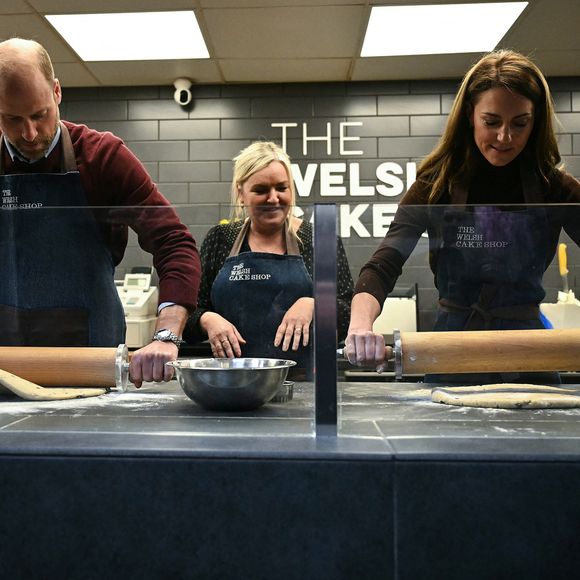 Mais ce mercredi 26 février, c'est ensemble, main dans la main, qu'ils se sont rendus dans la boutique The Welsh Cake Shop, situé à Pontypridd dans le Sud du Pays de Galle pour un cours de pâtisserie privé. 

Le prince William, prince de Galles, et Catherine (Kate) Middleton, princesse de Galles, préparent des gâteaux gallois au Welsh Cake Shop à Pontypridd, le 26 février 2025. 
Julien Burton / Bestimage