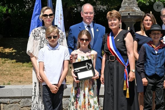 De Vic-sur-Cère à Carlat en passant par Mur-de-Barrez, la tournée cantalienne des Grimaldi rend hommage aux racines françaises de la famille

Le prince Albert II de Monaco, la princesse Charlène de Monaco, le prince Jacques de Monaco, marquis des Baux, et la princesse Gabriella de Monaco, comtesse de Carladès, ont été accueillis à Vic-sur-Cère, dans le Cantal, en France, le 9 juillet 2025. © Bruno Bebert/Bestimage