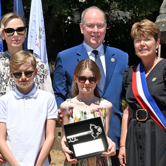 De Vic-sur-Cère à Carlat en passant par Mur-de-Barrez, la tournée cantalienne des Grimaldi rend hommage aux racines françaises de la famille

Le prince Albert II de Monaco, la princesse Charlène de Monaco, le prince Jacques de Monaco, marquis des Baux, et la princesse Gabriella de Monaco, comtesse de Carladès, ont été accueillis à Vic-sur-Cère, dans le Cantal, en France, le 9 juillet 2025. © Bruno Bebert/Bestimage
