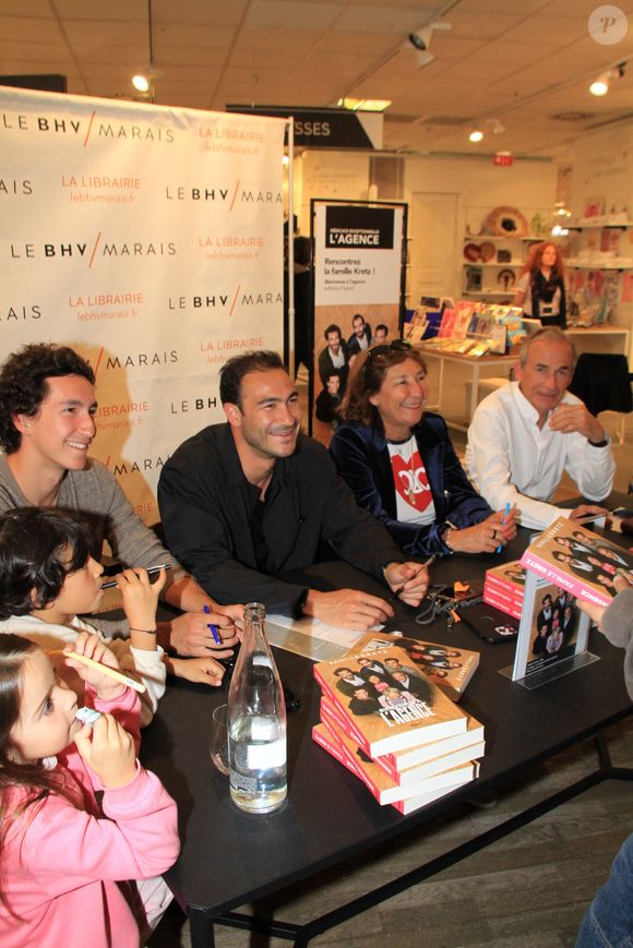 Raphael Kretz, Valentin Kretz, Sandrine Kretz, Olivier Kretz - La famille Kretz (série L'Agence sur TMC et Netflix) dédicace son livre "Bienvenue à l'Agence" au BHV Marais à Paris le 14 mai 2024. © Philippe Baldini/Bestimage