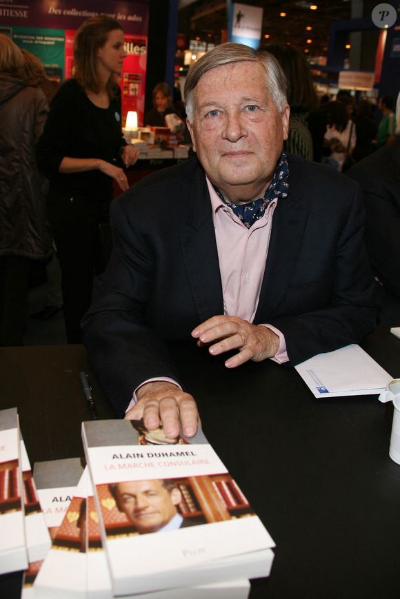 Alain Duhamel pose lors du Salon du livre de Paris « le salon du Livre » qui s'est tenu à la porte de Versailles à Paris, en France, le 14 mars 2009. Photo de Denis Guignebourg/ABACAPRESS.COM