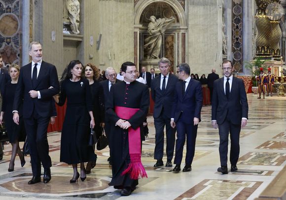 Le roi Felipe VI et la reine Letizia d’Espagne, assistent aux funérailles du pape François devant la basilique Saint Pierre à Rome, le 26 avril 2025. 
© Casa de SM El Rey / Bestimage LALO YASKY / BESTIMAGE