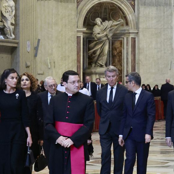 Le roi Felipe VI et la reine Letizia d’Espagne, assistent aux funérailles du pape François devant la basilique Saint Pierre à Rome, le 26 avril 2025. 
© Casa de SM El Rey / Bestimage LALO YASKY / BESTIMAGE