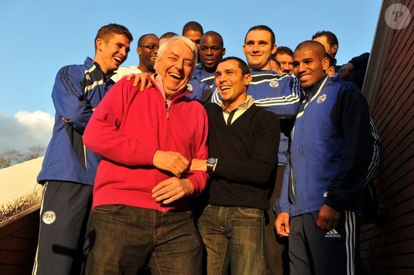 Le boxeur français Brahim Asloum pose avec des membres de Paris United et le journaliste Charles Bietry lors d'une conférence de presse avant le premier match du WSB (World Series of Boxing) une compétition mondiale amateur à l'INSEP, à Vincennes, près de Paris, en France, le 16 novembre 2010. Photo par Nicolas Gouhier/ABACAPRESS.COM