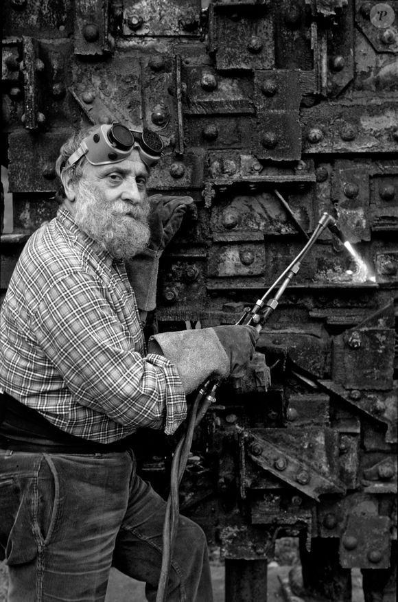 Fichier photo du sculpteur César dans son atelier à Paris, France, en 1988.  Photo par Pascal Baril/ABACAPRESS.COM