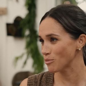 Meghan Markle et le prince Harry partagent un baiser festif dans la bande-annonce de sa nouvelle émission spéciale pour les fêtes de fin d'année. With Love, Meghan : Holiday Celebration commencera à être diffusé le 3 décembre 2025 sur Netflix.  
Crédit : Netflix / Backgrid UK / Bestimage