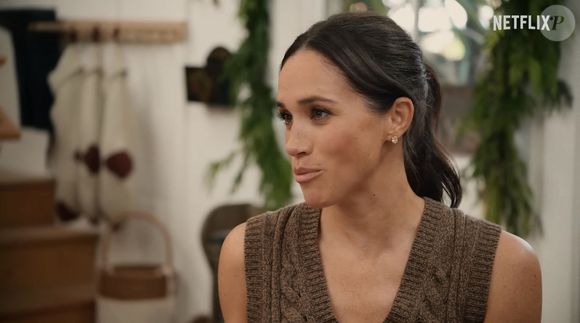 Meghan Markle et le prince Harry partagent un baiser festif dans la bande-annonce de sa nouvelle émission spéciale pour les fêtes de fin d'année. With Love, Meghan : Holiday Celebration commencera à être diffusé le 3 décembre 2025 sur Netflix.  
Crédit : Netflix / Backgrid UK / Bestimage