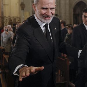 Les services royaux espagnols n'ont pas véritablement expliqué les raisons de l'absence de Felipe VI et de Letizia à cette cérémonie à Paris, disant seulement qu'elle n’était pas à leur agenda.
Le roi Felipe IV assistant à la messe funéraire pour ceux qui sont morts dans les inondations causées par la DANA, à la cathédrale de Valence, le 9 décembre 2024.