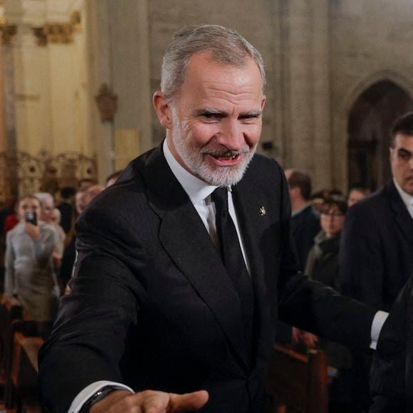 Les services royaux espagnols n'ont pas véritablement expliqué les raisons de l'absence de Felipe VI et de Letizia à cette cérémonie à Paris, disant seulement qu'elle n’était pas à leur agenda.
Le roi Felipe IV assistant à la messe funéraire pour ceux qui sont morts dans les inondations causées par la DANA, à la cathédrale de Valence, le 9 décembre 2024.