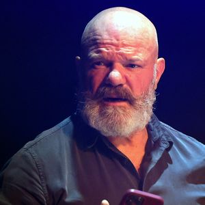 “Avec du recul, on est content de l’avoir fait”, assure le couple bien aidé par Philippe Etchebest

Exclusif - C'est pour l'ouverture du "Festival des fous rires de Bordeaux" que le presentateur tv Alex Jaffrey en compagnie du chef cuisinier Philippe Etchebest et de son groupe de rock "Chef and the Gang" presentent un spectacle musical et humoristique. Le celebre chef a chanté lui-meme plusieurs standards des années 70 à nos jours, le 19 Mars 2023. Patrick Bernard-Fabien Cottereau/BESTIMAGE