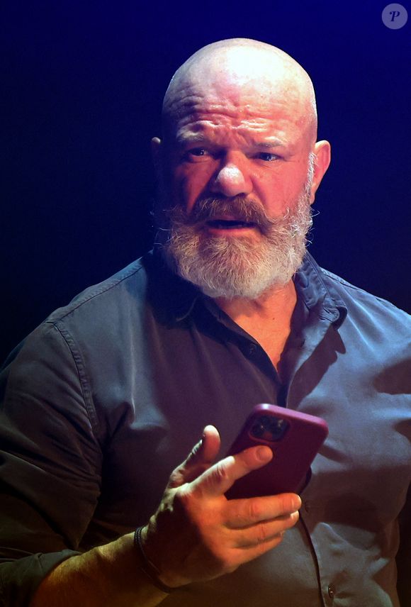 “Avec du recul, on est content de l’avoir fait”, assure le couple bien aidé par Philippe Etchebest
Exclusif - C'est pour l'ouverture du "Festival des fous rires de Bordeaux" que le presentateur tv Alex Jaffrey en compagnie du chef cuisinier Philippe Etchebest et de son groupe de rock "Chef and the Gang" presentent un spectacle musical et humoristique. Le celebre chef a chanté lui-meme plusieurs standards des années 70 à nos jours, le 19 Mars 2023. Patrick Bernard-Fabien Cottereau/BESTIMAGE