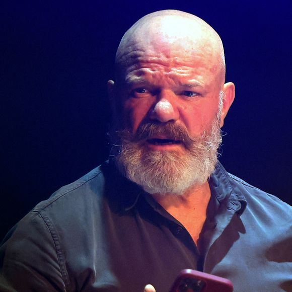 “Avec du recul, on est content de l’avoir fait”, assure le couple bien aidé par Philippe Etchebest

Exclusif - C'est pour l'ouverture du "Festival des fous rires de Bordeaux" que le presentateur tv Alex Jaffrey en compagnie du chef cuisinier Philippe Etchebest et de son groupe de rock "Chef and the Gang" presentent un spectacle musical et humoristique. Le celebre chef a chanté lui-meme plusieurs standards des années 70 à nos jours, le 19 Mars 2023. Patrick Bernard-Fabien Cottereau/BESTIMAGE