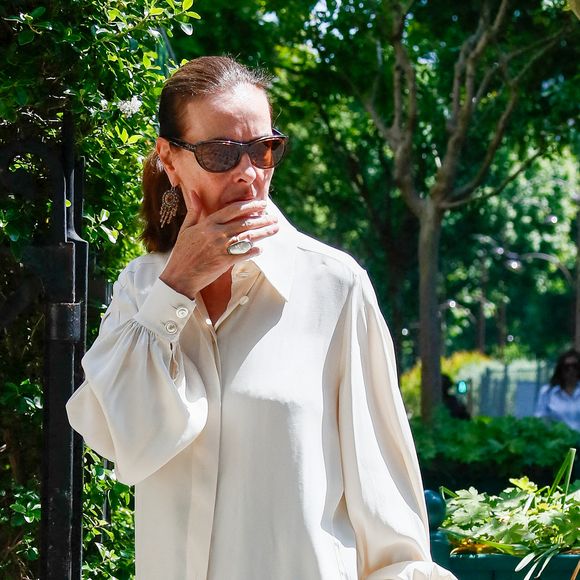 Exclusif - Carole Bouquet - Arrivées aux obsèques de Francis Giacobetti à la chapelle Saint Pierre de Neuilly-sur-Seine, France, le 12 juin 2025. © Christophe Clovis/Bestimage