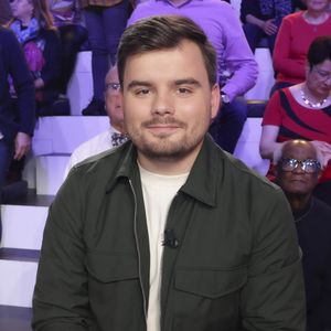 Il est devenu plus naturel depuis sa collaboration avec le présentateur
Exclusif - Gauthier Le Bret sur le plateau de l’enregistrement de l’émission « Face à Hanouna » présentée par C.Hanouna et diffusée sur C8 le 13 octobre 2024, à Paris, France, le 10 octobre 2024. © Jack Tribeca / Bestimage