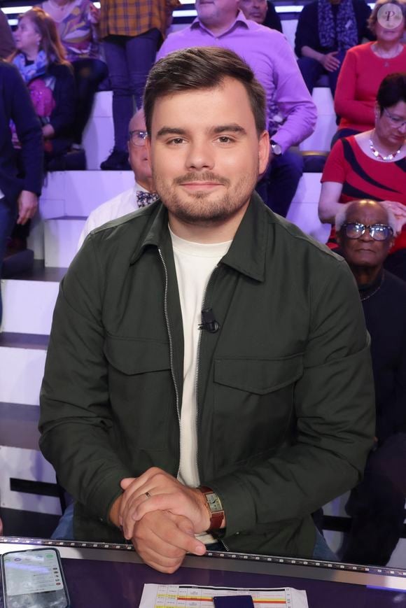 Il est devenu plus naturel depuis sa collaboration avec le présentateur
Exclusif - Gauthier Le Bret sur le plateau de l’enregistrement de l’émission « Face à Hanouna » présentée par C.Hanouna et diffusée sur C8 le 13 octobre 2024, à Paris, France, le 10 octobre 2024. © Jack Tribeca / Bestimage