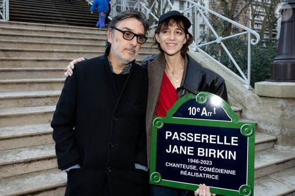 Yvan Attal et sa compagne Charlotte Gainsbourg inaugurent la passerelle Jane Birkin devant les 41-43 quai de Valmy à Paris le 13 décembre 2025.

© Cyril Moreau / Bestimage