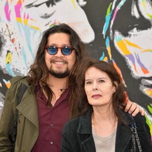 Lulu Gainsbourg et sa mère Bambou devant le 5 bis, rue de Verneuil lors du lancement officiel de l'association Serge Gainsbourg au cabaret Don Camilo à Paris, le 2 avril 2017. © Guirec Coadic/Bestimage