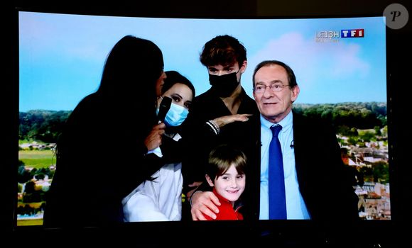 Sa famille, sa femme Nathalie Marquay, leur fils Tom Pernaut, Lou Pernaut et son petit Fils Léo - Dernier JT de Jean-Pierre Pernaut sur TF1 aprés 33 ans de présentation.
Paris, le 18 Décembre 2020.
© Dominique Jacovides / Bestimage