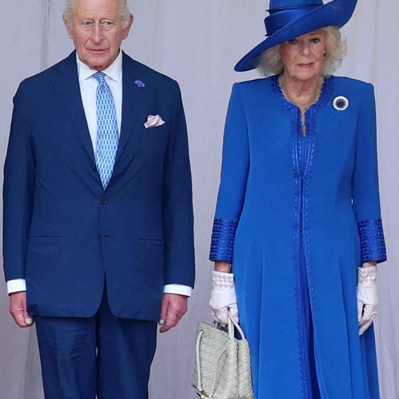 Le roi Charles III et la reine Camilla passent en revue la garde d'honneur lors de la cérémonie d'accueil au château de Windsor, dans le Berkshire, au premier jour de la deuxième visite d'État du président Donald Trump au Royaume-Uni. ©  Chris Jackson/PA Wire