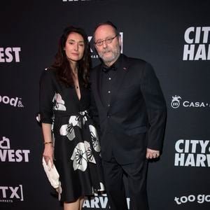 Quelques années plus tard, l’acteur a de nouveau refait sa vie avec Zofia Borucka. Le couple s’est marié en 2006 et a accueilli deux enfants : Cielo, né en 2009, et Dean, né en 2011. Aujourd’hui, le comédien partage une vie apaisée avec cette dernière.


Le 22 avril 2025, New York, New York, Etats-Unis : (nouveau) city harvest présente le gala 2025 : carnaval. 22 avril 2025, new york, new york, etats-unis : (g-r) zofia borucka et jean reno assistent au gala 2025 : carnaval au cipriani 42nd street le 22 avril 2025 à new york. (credit : m10s / thenews2) (Foto : M10s/Thenews2/Zumapress) (Credit Image : © Ron Adar/TheNEWS2 via ZUMA Press Wire)