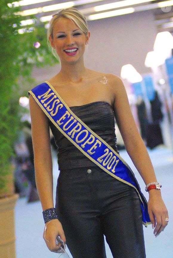 Élodie Gossuin, Miss Europe 2001, au Salon du prêt-à-porter, à Paris.

©BestImage
