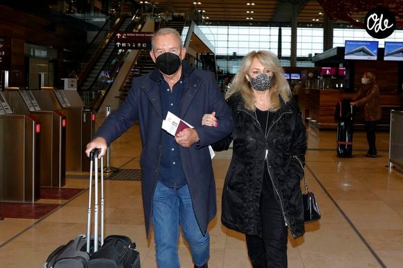 Un homme discret qui faisait son bonheur depuis plus de 50 ans

Bonnie Tyler et son mari Robert Sullivan à l'aéroport Willy-Brandt de Berlin-Brandebourg, à Berlin, Allemagne, le 1er janvier 2022. © Future-Image/Zuma Press/Bestimage