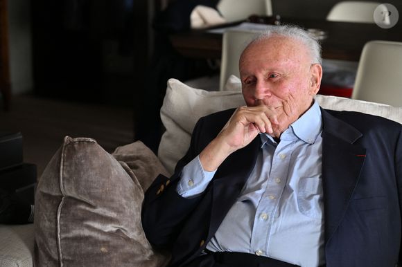 Exclusif - Philippe Bouvard, journaliste français, écrivain, homme de radio et de télévision, à son domicile, en interview télé avec le journaliste producteur Cyril Viguier à Cannes, le 27 février 2025. 
Ces derniers secrets, il se confie a Cyril Viguier dans une emission diffusée dans le monde entier.

﻿A 95 ans, Philippe Bouvard a décidé de raccrocher et de prendre sa retraite !
Avant d’interrompre définitivement ses activités, l’animateur des « Grosses têtes », auteur de 69 livres et qui réside à maintenant à Cannes, raconte ses souvenirs à Cyril Viguier, au cours d’un Talk qui sera diffusée le 3 et 6 mai première émission et le 10 et 13 mai deuxième émission  sur TV5 Monde et sur RTL, une radio dont il fut, durant plusieurs décennies, l’animateur fétiche.

De René Cotty au Général de Gaulle, de Mitterrand à Sarkozy en passant par Giscard, qu’il soupçonne de « lui avoir coller un contrôle fiscal ! », Bouvard dévoile ses derniers secrets et raconte ses rencontres savoureuses avec tous les Présidents.

D’une République à l’autre, il raconte aussi à Cyril Viguier ses anecdotes drôles et inédites, souvent caustiques, parfois rugueuses, avec les grandes Icônes Françaises: Bardot, Delon, Aznavour etc…

© Bruno Bebert/Bestimage