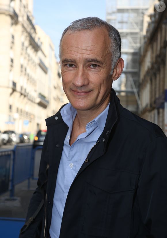 Exclusif - Gilles Bouleau dans les rues de Paris le 28 Aout 2017. © Agence Bestimage