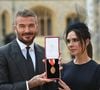 Victoria a partagé une décoration de Noël où apparaît une grande chaussette rouge au nom de son fils, une sorte de message discret mais lourd de sens adressé à son aîné.

David Beckham, avec son épouse Lady Victoria, est fait chevalier par le roi Charles au château de Windsor, Windsor, Berkshire, Royaume-Uni, le 4 novembre 2025. © Eddie Mulholland/WPA-Pool/Bestimage