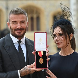 Victoria a partagé une décoration de Noël où apparaît une grande chaussette rouge au nom de son fils, une sorte de message discret mais lourd de sens adressé à son aîné.

David Beckham, avec son épouse Lady Victoria, est fait chevalier par le roi Charles au château de Windsor, Windsor, Berkshire, Royaume-Uni, le 4 novembre 2025. © Eddie Mulholland/WPA-Pool/Bestimage