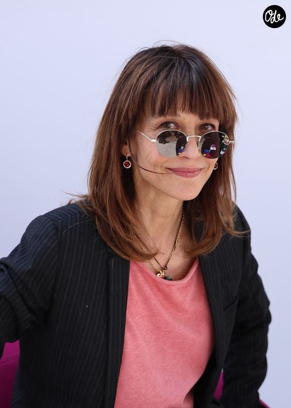 Sophie Marceau assiste au 5ème festival du Livre de Paris au Grand Palais à Paris, France, le 18 avril 2026. © Denis Guignebourg/Bestimage