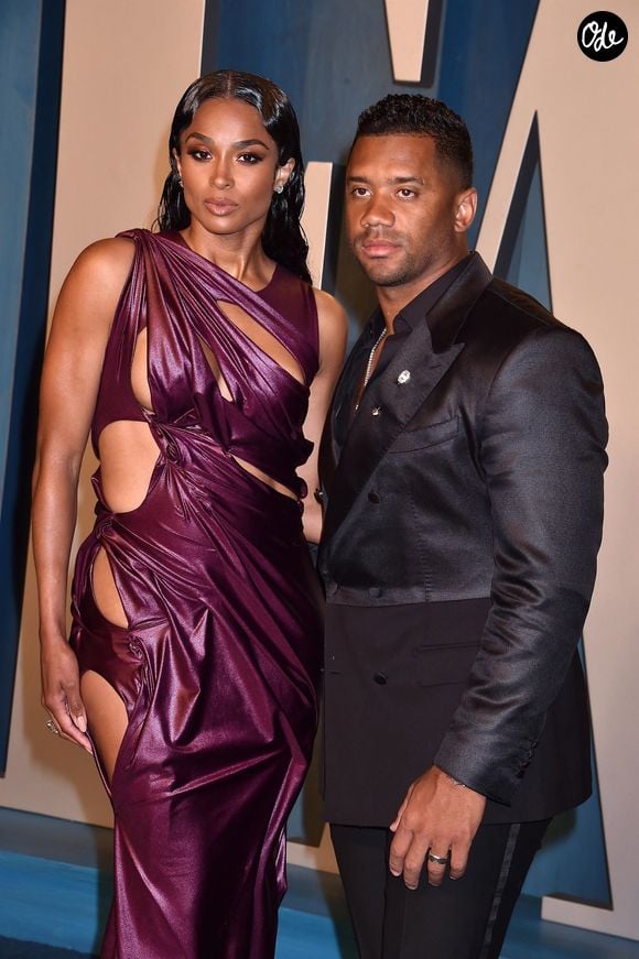 Cette cinquième grossesse concrétise les attentes de son époux, le sportif Russell Wilson.

Ciara and Russell Wilson au photocall de la soirée "Vanity Fair" lors de la 94ème édition de la cérémonie des Oscars à Los Angeles, le 27 mars 2022.

© Bestimage