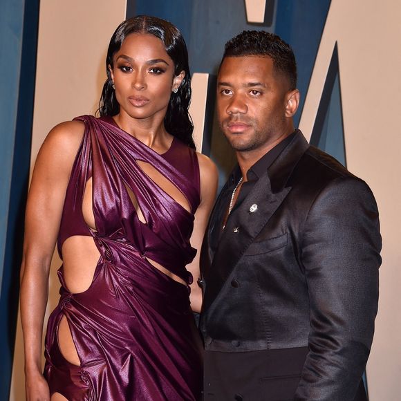 Cette cinquième grossesse concrétise les attentes de son époux, le sportif Russell Wilson.

Ciara and Russell Wilson au photocall de la soirée "Vanity Fair" lors de la 94ème édition de la cérémonie des Oscars à Los Angeles, le 27 mars 2022.

© Bestimage