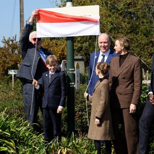L'occasion d'en savoir plus sur l'Histoire de leur famille et leurs liens avec la France.
Hervé Van Praag, maire de Plévenon, Le prince Albert II de Monaco, La princesse Charlène de Monaco, Le prince Jacques de Monaco, marquis des Baux, La princesse Gabriella de Monaco, comtesse de Carladès lors d'une visite à Plévenon, Côtes-d'Armor le 9 avril 2025.

© Dominique Jacovides / Bestimage