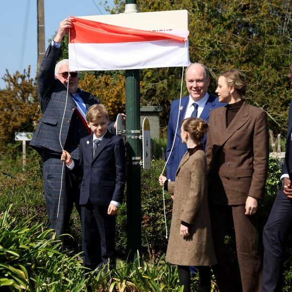 L'occasion d'en savoir plus sur l'Histoire de leur famille et leurs liens avec la France.
Hervé Van Praag, maire de Plévenon, Le prince Albert II de Monaco, La princesse Charlène de Monaco, Le prince Jacques de Monaco, marquis des Baux, La princesse Gabriella de Monaco, comtesse de Carladès lors d'une visite à Plévenon, Côtes-d'Armor le 9 avril 2025.

© Dominique Jacovides / Bestimage