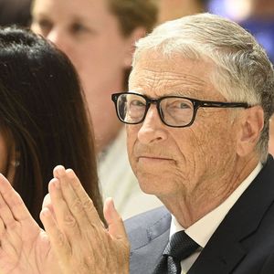 Bill Gates et sa compagne Paula Hurd - Bill Gates reçoit le prix Rathenau dans l'atrium de la Deutsche Bank à Berlin, le 23 juin 2025. 
© PsnewZ / Bestimage