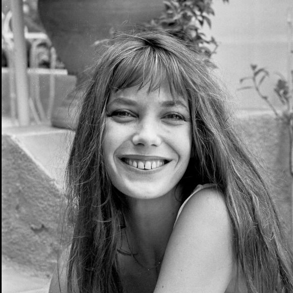 Connaissez-vous les babies, ces chaussures pour femmes, souvent considérées comme “cousines” des ballerines, devenues très populaires au début du 20e siècle, puis dans les années 1970 notamment grâce à Jane Birkin ?

Archives : Jane Birkin
Daniel Angelli / Bestimage