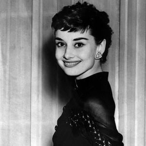 Mise en vente en 2025 à 20 millions d'euros, elle est désormais proposée à un peu plus de 13 millions d'euros.
24 mai 1953 - New York, NY, États-Unis - Présence magique à l'écran, référence en matière de mode, incarnation du bon goût et militante infatigable pour les droits des enfants, Audrey Hepburn est devenue l'une des icônes les plus durables du cinéma du XXe siècle. Hepburn incarnait un glamour à la fois fragile et envoûtant, alliant charme, effervescence et grâce. (Crédit image : © Keystone Press Agency/ZUMA Press Wire)