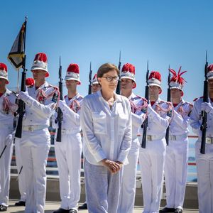 Pour l’occasion, elle a opté pour une tenue simple et élégante composée d’une chemise blanche, d’un pantalon rayé et de baskets.

Stéphanie de Monaco est sortie de sa réserve pour une occasion spéciale. Capture d'écran Instagram / Frédéric Nebinger / Palais princier