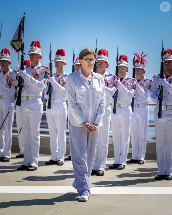 Pour l’occasion, elle a opté pour une tenue simple et élégante composée d’une chemise blanche, d’un pantalon rayé et de baskets.

Stéphanie de Monaco est sortie de sa réserve pour une occasion spéciale. Capture d'écran Instagram / Frédéric Nebinger / Palais princier