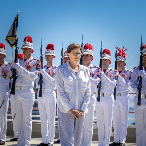 Pour l’occasion, elle a opté pour une tenue simple et élégante composée d’une chemise blanche, d’un pantalon rayé et de baskets.

Stéphanie de Monaco est sortie de sa réserve pour une occasion spéciale. Capture d'écran Instagram / Frédéric Nebinger / Palais princier