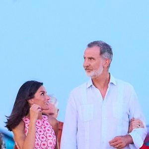 À son retour, le roi s’est rendu directement au siège de l’Unité militaire d’urgence pour suivre les opérations de lutte contre les feux. 

La reine Letizia, Le roi Felipe VI - La famille royale d'Espagne à son arrivée au restaurant Mia pour dîner pendant leurs vacances d'été à Majorque. Le 4 août 2024
© Jack Abuin / Zuma Press / Bestimage