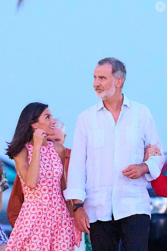 À son retour, le roi s’est rendu directement au siège de l’Unité militaire d’urgence pour suivre les opérations de lutte contre les feux. 

La reine Letizia, Le roi Felipe VI - La famille royale d'Espagne à son arrivée au restaurant Mia pour dîner pendant leurs vacances d'été à Majorque. Le 4 août 2024
© Jack Abuin / Zuma Press / Bestimage