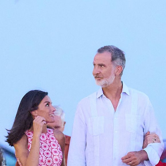 À son retour, le roi s’est rendu directement au siège de l’Unité militaire d’urgence pour suivre les opérations de lutte contre les feux. 

La reine Letizia, Le roi Felipe VI - La famille royale d'Espagne à son arrivée au restaurant Mia pour dîner pendant leurs vacances d'été à Majorque. Le 4 août 2024
© Jack Abuin / Zuma Press / Bestimage