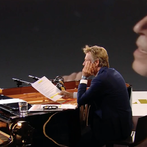 Laurent Delahousse reçoit Julien Clerc dans l'émission "20h30 le dimanche", France 2, le 8 juin 2025.