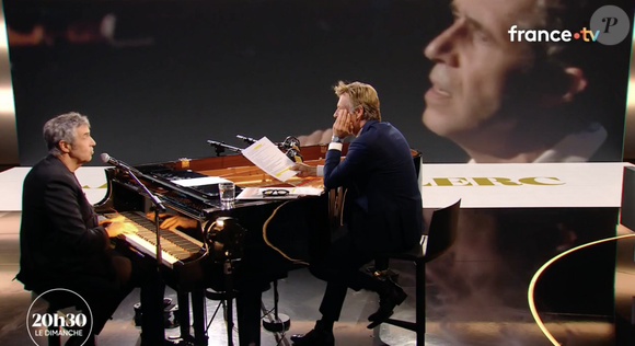 Laurent Delahousse reçoit Julien Clerc dans l'émission "20h30 le dimanche", France 2, le 8 juin 2025.